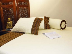 Sprei polos dengan aksen batik